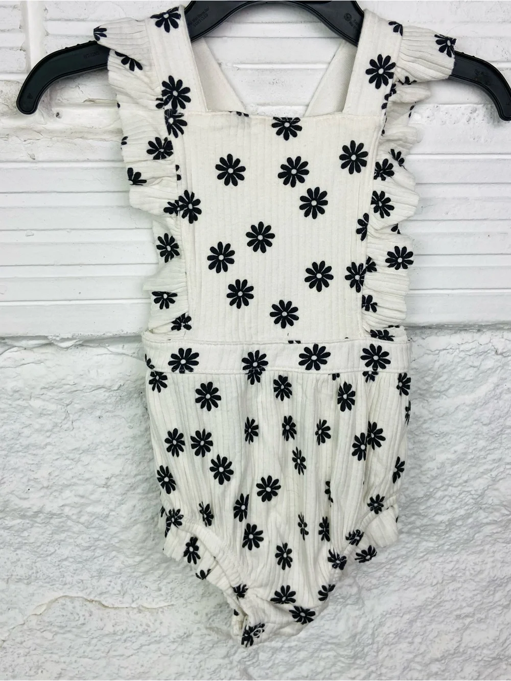 NWOT Cat & Jack White ribbed ruffle Floral Bubble Romper with Black Daisies 3-6M